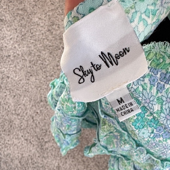 Chic Floral Mini Dress in Green - Picture 4 of 4